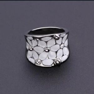 Silver ring with white flowers. Size 9.